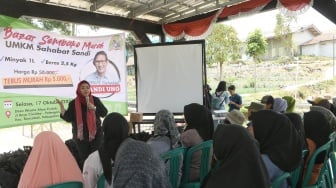 Cerita Petani Stroberi Saat Tebus Sembako Murah Dari Relawan Sandiaga Uno di Kabupaten Bandung