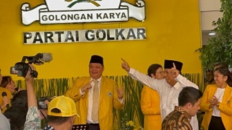 Di Markas Golkar, Prabowo Asyik Joget-joget dan Nyanyi Lagu Dewa 19 "Kamu Lah Satu-satunya"