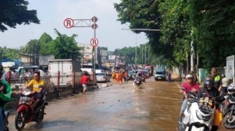 Antisipasi Banjir Memasuki Musim Hujan, Pemkot Jakbar Lakukan Normalisasi Kali dan Cek Pompa Air