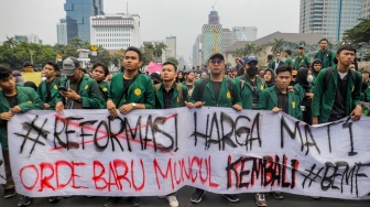 Massa Mahasiswa yang tergabung dalam Aliansi Badan Eksekutif Mahasiswa Seluruh Indonesia (BEM SI) melakukan unjuk rasa di kawasan Patung Kuda, Jakarta, Jumat (20/10/2023). [Suara.com/Alfian Winanto]