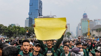 Massa Mahasiswa yang tergabung dalam Aliansi Badan Eksekutif Mahasiswa Seluruh Indonesia (BEM SI) melakukan unjuk rasa di kawasan Patung Kuda, Jakarta, Jumat (20/10/2023). [Suara.com/Alfian Winanto]