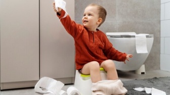 5 Tanda Kesiapan Anak dalam Memulai Toilet Training, yuk Dicatat!