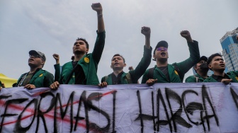 Massa Mahasiswa yang tergabung dalam Aliansi Badan Eksekutif Mahasiswa Seluruh Indonesia (BEM SI) melakukan unjuk rasa di kawasan Patung Kuda, Jakarta, Jumat (20/10/2023). [Suara.com/Alfian Winanto]