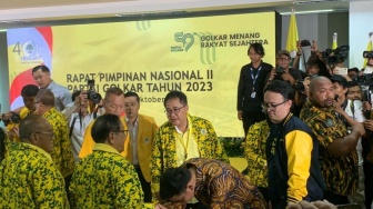 Diusung Golkar Jadi Cawapres Prabowo, Gibran Cium Tangan Akbar Tanjung Hingga Aburizal Bakrie