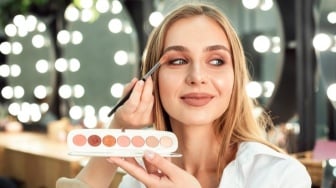 5 Tips agar Eyeshadow Tidak Kusut di Lipatan Mata, Pemula Harus Tahu!