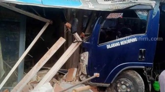 Sopir Mengantuk, Truk Tabrak Rumah dan Motor di Jember