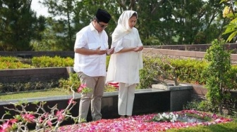 Gibran Diambang Cawapres Prabowo, Erick Thohir Ziarah Ke Makam Ayah