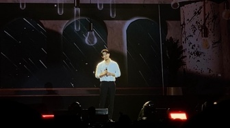 3 Aksi Green Flag Ok Taecyeon di Fan Meeting, Elus Kepala hingga Hibur Penggemar yang Menangis