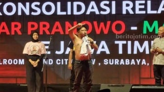 Kecewa dengan Gibran, Relawan Jokowi Nekat Buka Baju di Atas Panggung