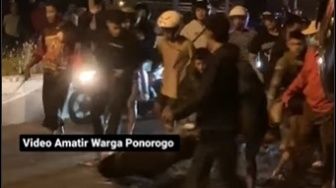 Detik-detik Warga Hancurkan Motor Pembalap Liar di Ponorogo