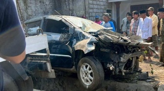 Brakkk! Mobil Tabrak Pembatas Jalan, Kades di Probolinggo Meningal Dunia