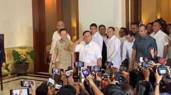 Niat Banget Prabowo Prank Wartawan! Awalnya Hormat, Ujung-ujungnya Malah Ngacir