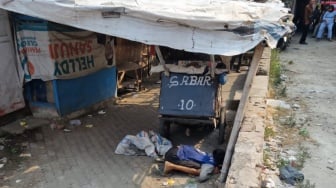 Sujud di Depan Spanduk Helldy-Sanuji, Mayat Pemulung Ditemukan di Belakang Eks Matahari Lama