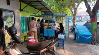 Nasi Kuning Bu Yuyuk Nganjuk, Belum Ada Satu Jam Sudah Ludes