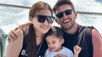 Makin Serius, Nathalie Holscher Liburan Bareng Ladislao dan Baby Adzam