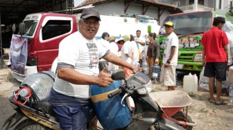 Warga Desa Caruban Sumringah Dapat Bantuan Air Bersih