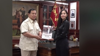 Kirana Larasati Curi Perhatian di Debat Capres, Duduk Barisan Paling Depan Dukung Prabowo-Gibran