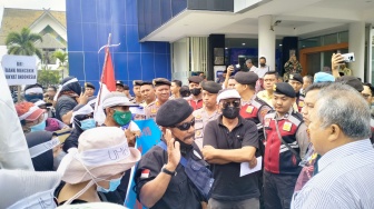 Puluhan UMKM Korban Covid-19 DIY Demo di Wonosari, Tuntut Bank Tidak Menyita dan Lelang Aset Mereka