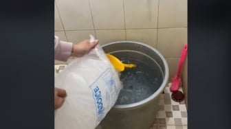 Kediri Sedang Panas, Viral Momen Mbak-Mbak Kejar Penjual Es Batu untuk Mandi