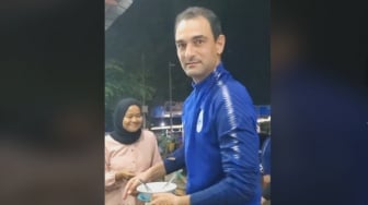 Candaan Pelatih PSIS Semarang Nggak Bawa Uang Saat Jajan di Pinggir Jalan