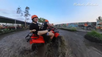 Nathalie Holscher Dicibir Netizen, Gegara Angkat Kaki ke Paha Pacar Bule Naik ATV