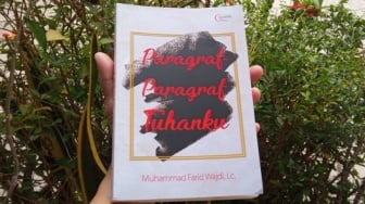 Ulasan Buku Paragraf-Paragraf Tuhanmu: Sudahkah Kita Bersyukur Hari Ini?