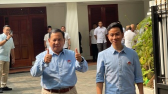 Akhirnya Datang Juga di Kertanegara! Gibran Pakai Kemeja Couple dengan Prabowo