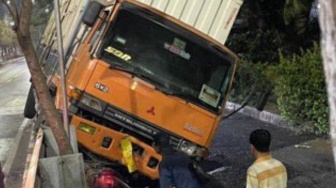 Teriakan Minta Tolong Pengendara Motor dari Kolong Truk yang Tabrak Pembatas Jalan Flyover Cut Mutia Bekasi