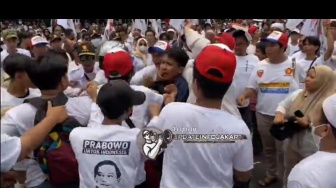 Kepergok saat Beraksi, Copet Babak Belur Diamuk Massa Pendukung Prabowo - Gibran di Depan KPU