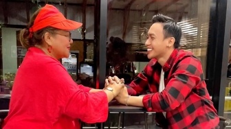 Jordan Ali Beri Kejutan Romantis ke Eva Manurung, Netizen: Bisa Banget Nyenengin Nenek