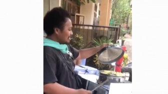 Wajahnya Mirip dengan Mantan Vokalis Payung Teduh, Pedagang Siomay Ini Auto Viral