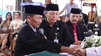 Viral Seorang Bapak di Jawa Tengah Salah Sebut Mahar Seperangkat Alat Sekolah Saat Menikahkan Anaknya