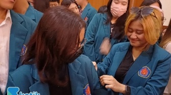 Kawal Sidang Pembunuhan Angeline, Mahasiswa Ubaya Datangi PN Surabaya Kenakan Pita Hitam