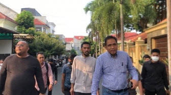 Gerak Gerik Firli Bahuri Selama Rumah di Bekasi Digeledah Polisi, Biasa Saja Sambil Duduk Santai