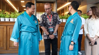 Bakal calon presiden dan wakil presiden Prabowo Subianto (kiri) dan Gibran Rakabuming Raka (kanan) didampingi Ketua KPU Hasyim Asy'ari (tengah) bersiap menjalani pemeriksaan kesehatan di RSPAD Gatot Soebroto, Jakarta, Kamis (26/10/2023). [Suara.com/Alfian Winanto]