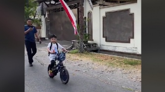 Viral Momen Jan Ethes Naik Sepeda, Warganet Salfok dengan Paspampres: Besok Dikawal Jadi Anak Wapres