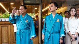 Bakal calon presiden dan wakil presiden Prabowo Subianto (kiri) dan Gibran Rakabuming Raka (kanan) bersiap menjalani pemeriksaan kesehatan di RSPAD Gatot Soebroto, Jakarta, Kamis (26/10/2023). [Suara.com/Alfian Winanto]