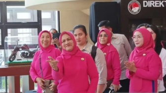 Heboh Video Iriana Jokowi Diduga Acungkan Salam Dua Jari, Gibran Beri Pembelaan Ini