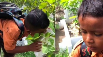 Bikin Trenyuh, Bocah SD Datangi Makam Ibunya Curhat Mau Masuk Pesantren jika Sudah Besar