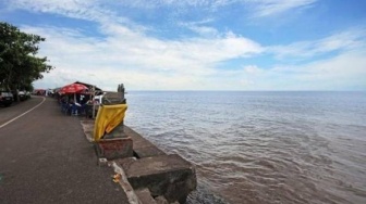 Potongan Kaki Berbalut Perban di Pantai Penimbangan Milik Pasien Amputasi RSUD Buleleng