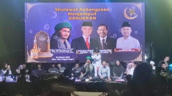 Gelar Sholawat Kebangsaan di Sragen, Gus Ali Gondrong Ingatkan Warga Pilih Pemimpin Berintegritas