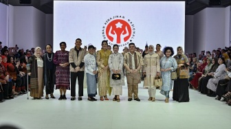 Kahiyang Ayu Hadir di JFW 2024, Outfit Ibu Dekranasda Medan Kece Berbalut Songket dan Ulos!