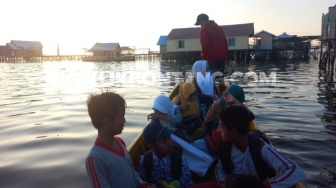 Sulitnya Anak Sekolah di Kampung Malahing, Harus Iuran Kapal Laut ke Darat