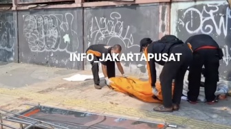 Diduga Sakit, Yanti Tunawisma Ditemukan Tewas Tergeletak di Trotoar Tanah Abang