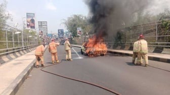 Kejutkan Pengguna Jalan, Mobil Sedan Tiba-Tiba Terbakar di Tengah Jembatan Ranugrati Malang