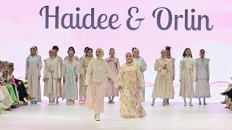 Debut di Panggung JFW 2024, Brand Modest Fashion Haidee & Orlin Tampilkan Koleksi Pastel Beraksen Pita yang Manis