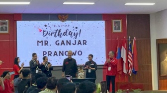 Dikasih Kejutan HUT ke-55 di Sekolah Partai PDIP, Senyum Ganjar Merekah