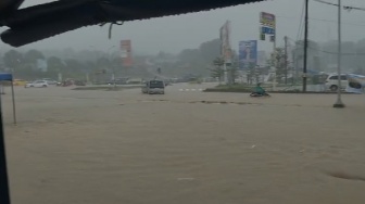 Hujan Deras Terus Mengguyur dari Pagi, Jalanan Batam Jadi Lautan Banjir