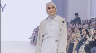 Caca Tengker Tampil Berhijab di Catwalk, Banjir Pujian dari Netizen!