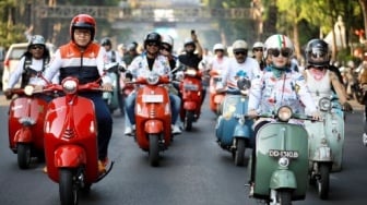 Wali Kota Makassar dan Wakil Wali Kota Makassar Kendarai Vespa Berkeliling Makassar